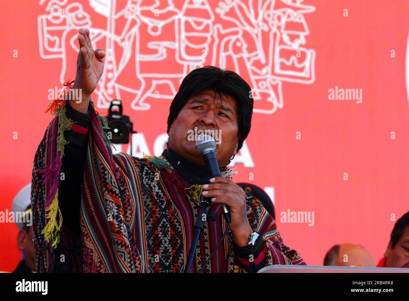 La Paz, Bolivia. 30 maggio 2014. il presidente boliviano Evo Morales si fa un gesto mentre fa un discorso durante la cerimonia di inaugurazione della funivia che collega la Paz ed El alto. Nell'ambito di un ambizioso progetto volto ad alleviare la congestione del traffico, si stanno costruendo tre linee, che in totale costituiranno il più lungo sistema urbano di funivie del mondo. La linea rossa è la prima a essere completata. Il sistema è stato costruito dalla società austriaca Doppelmayr al costo di 234,6 milioni di dollari finanziati dal governo boliviano. Foto Stock