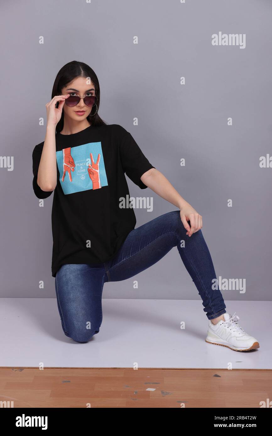 Modello femminile che indossa T-shirt/T-shirt Foto Stock