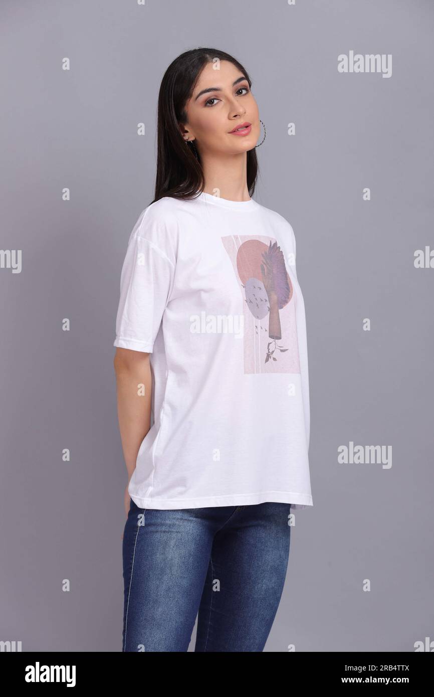 Modello femminile che indossa T-shirt/T-shirt Foto Stock