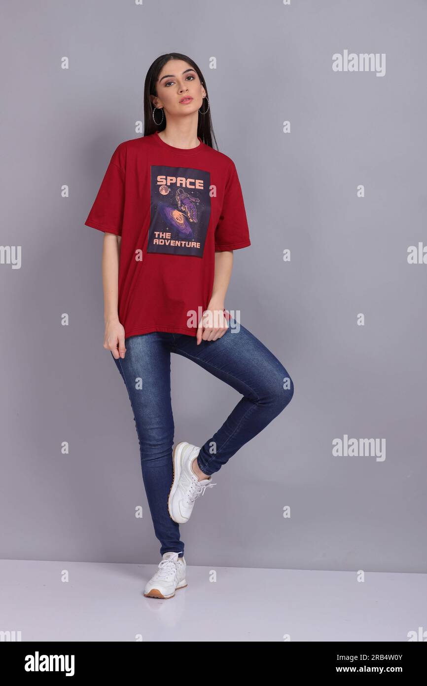 Modello femminile che indossa T-shirt/T-shirt Foto Stock