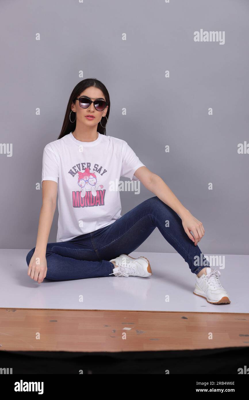 Modello femminile che indossa T-shirt/T-shirt Foto Stock