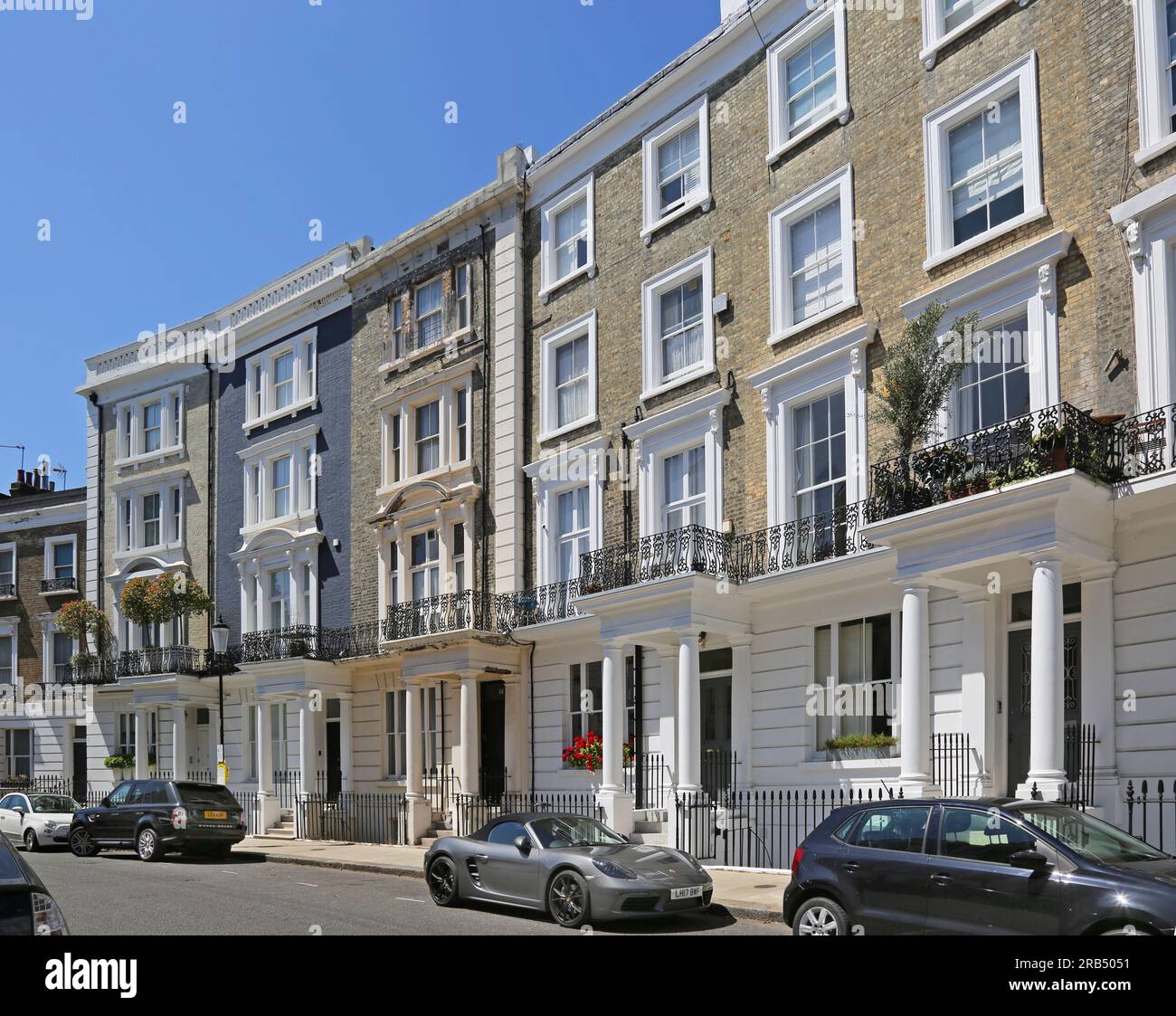 Londra, Regno Unito: Case di lusso a Horbury Crescent, Notting Hill Gate, una delle zone più ricche di Londra. Enormi case di lusso in stile Regency. Foto Stock
