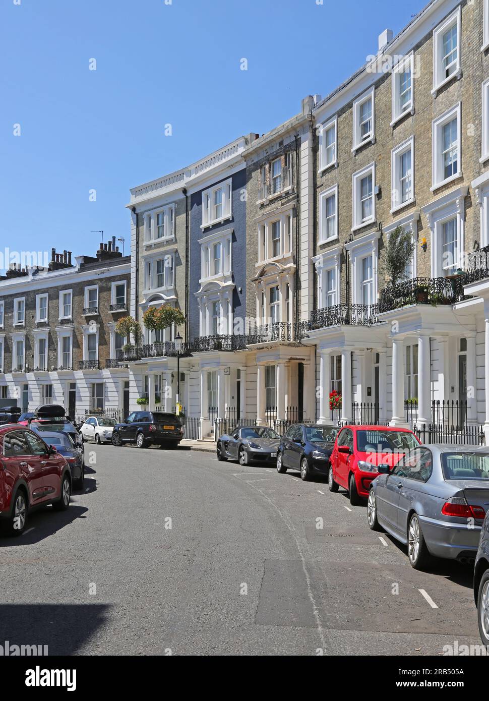Londra, Regno Unito: Case di lusso a Horbury Crescent, Notting Hill Gate, una delle zone più ricche di Londra. Enormi case di lusso in stile Regency. Foto Stock