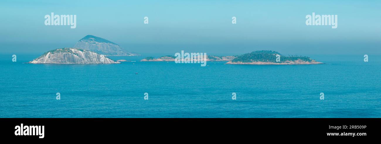 Vista aerea del Monumento naturale dell'arcipelago delle Isole Cagarras con vista foschia dalla spiaggia di Ipanema, Rio de Janeiro. Brasile Foto Stock