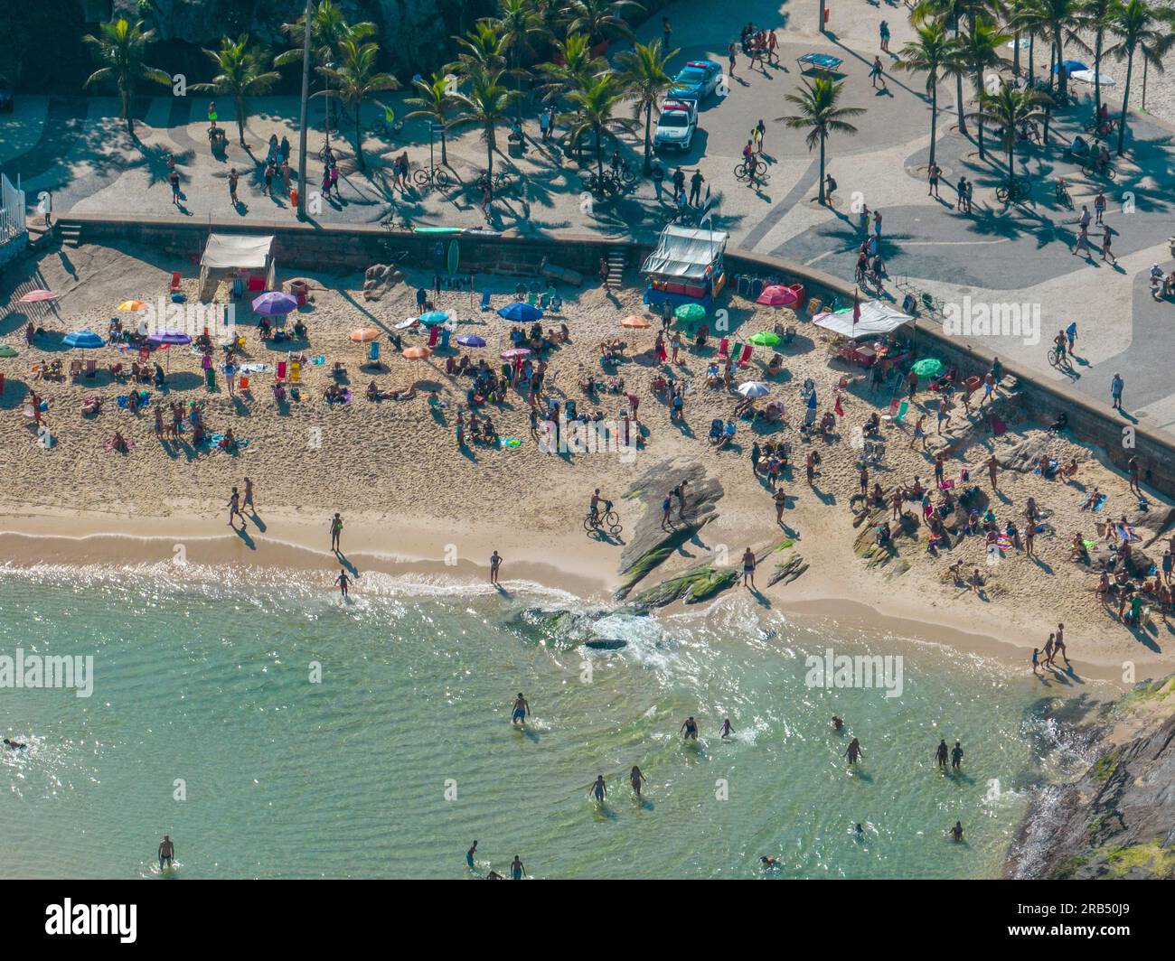 Vista aerea della spiaggia di Ipanema. Persone che prendono il sole e giocano sulla spiaggia, sport di mare. Surf. Rio de Janeiro. Brasile Foto Stock