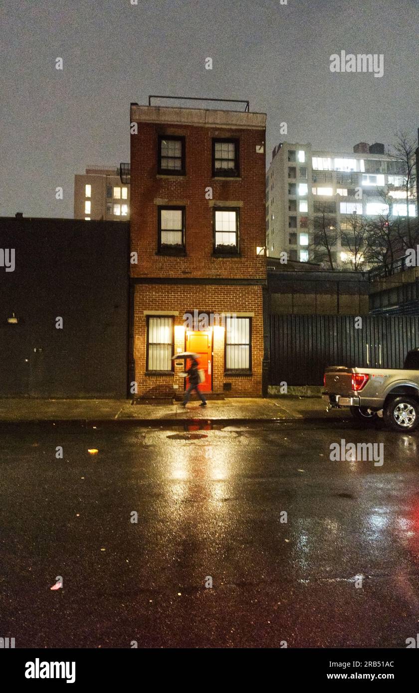Una notte piovosa a Chelsea a New York Foto Stock