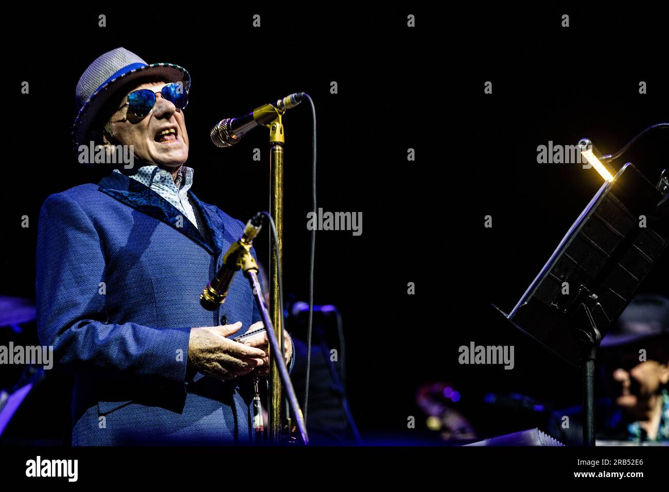 ROTTERDAM - il cantautore irlandese Van Morrison) durante una performance al North Sea Jazz. L'evento un tempo è iniziato con alcune esibizioni in sei sale e novemila visitatori all'Aia, questo fine settimana circa novantamila appassionati provenienti da tutto il mondo saranno presenti per più di centocinquanta spettacoli su sedici palchi. ANP PAUL BERGEN paesi bassi Out - belgio Out credito: ANP/Alamy Live News Foto Stock