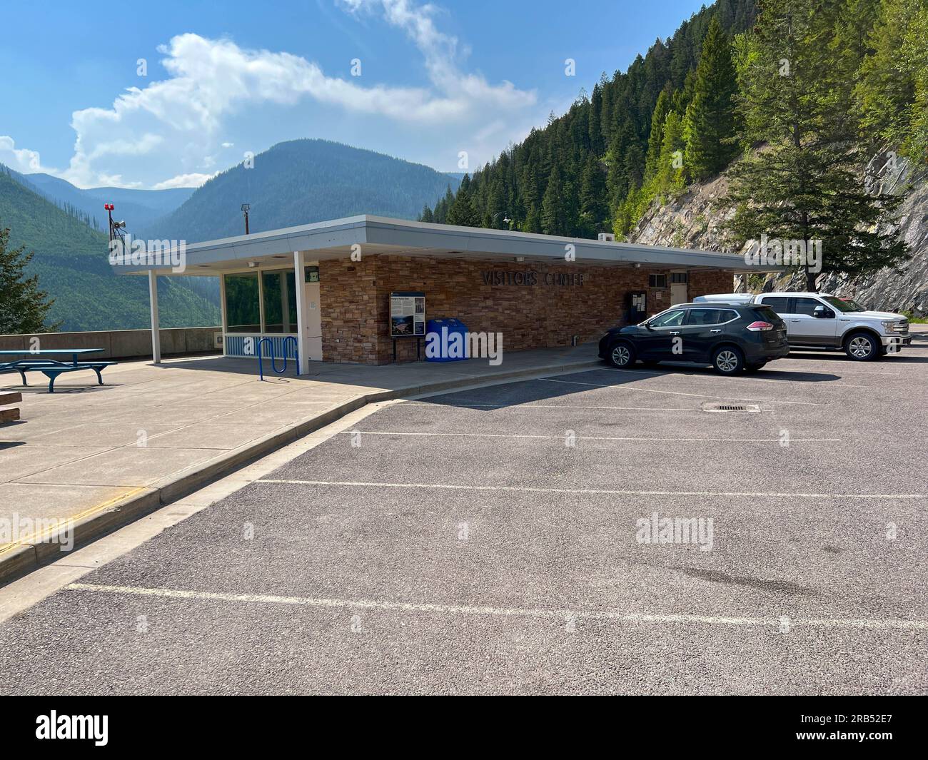 Hungry Horse, MT USA - 20 maggio 2023: The Hungry Horse Dam and Reservoir Visitors Center vicino al Glacier National Park in Hungry Horse, Montana. Foto Stock