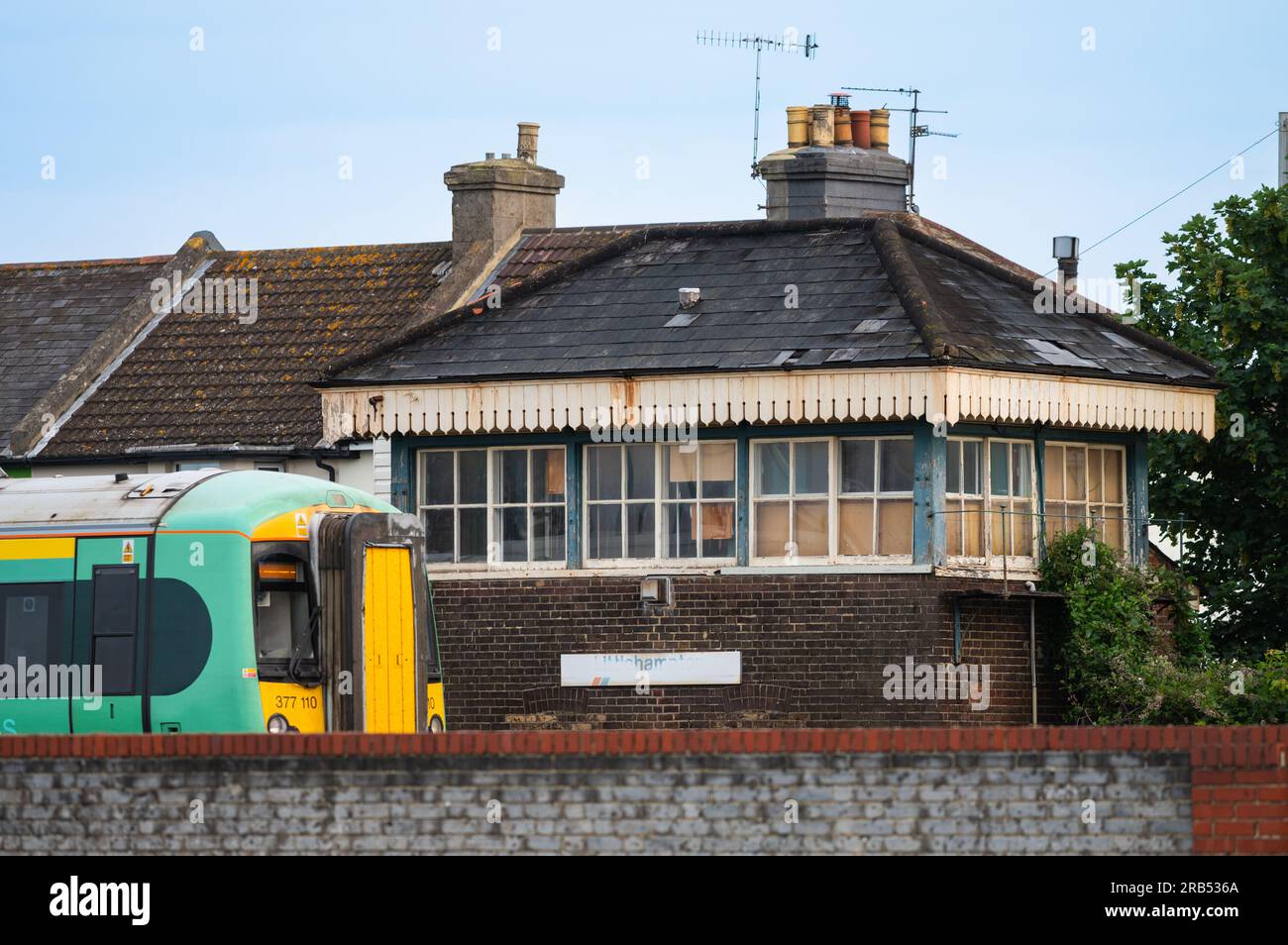 Scatola di segnalazione ferroviaria Littlehampton, classificata Grade II, scatola di segnalazione tipo 2 costruita nel 1886 con treno Electrostar classe 377. Ferrovia britannica nel West Sussex, Regno Unito. Foto Stock