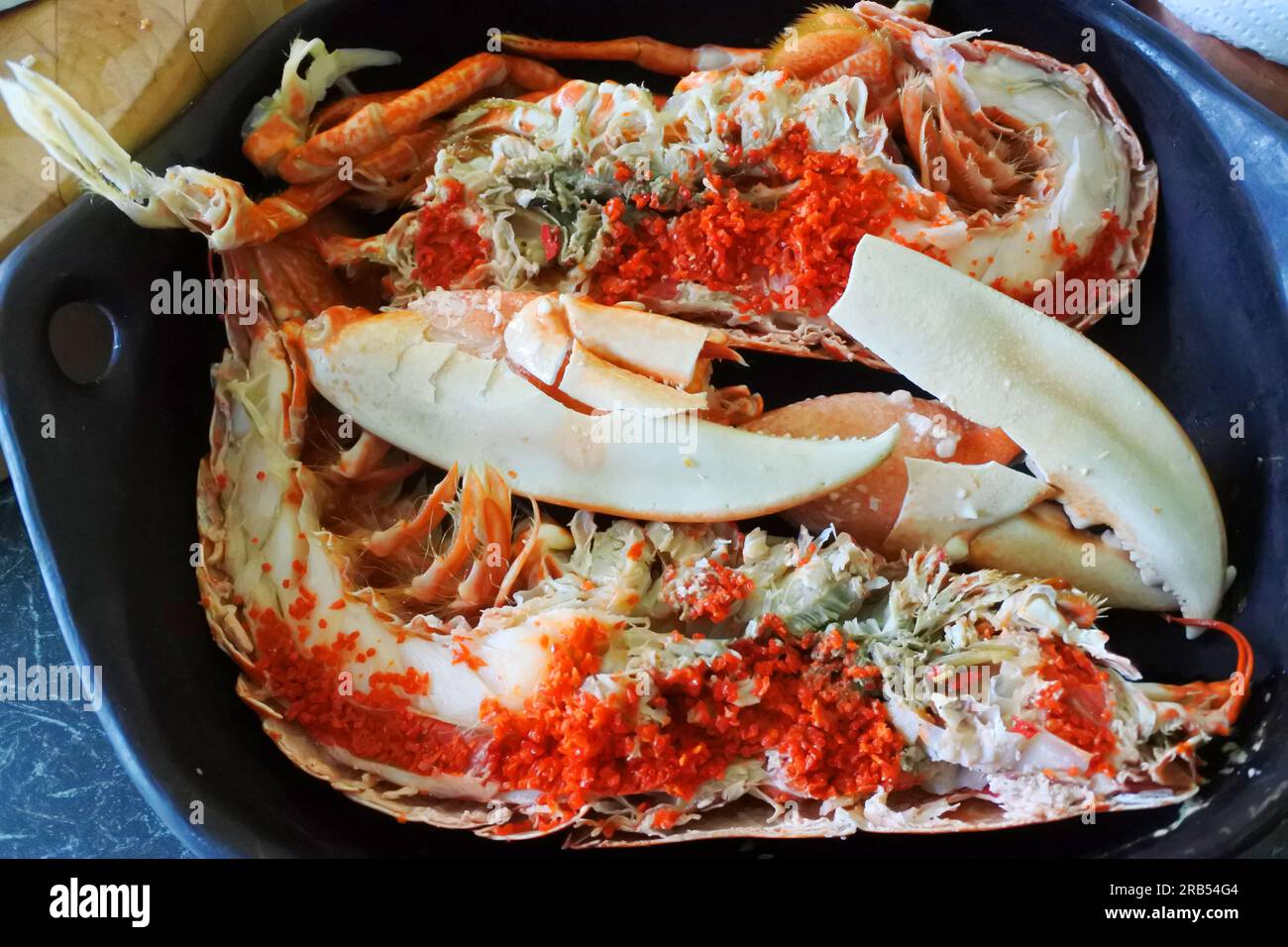 Aragosta tagliata a metà, pronta da mangiare - John Gollop Foto Stock
