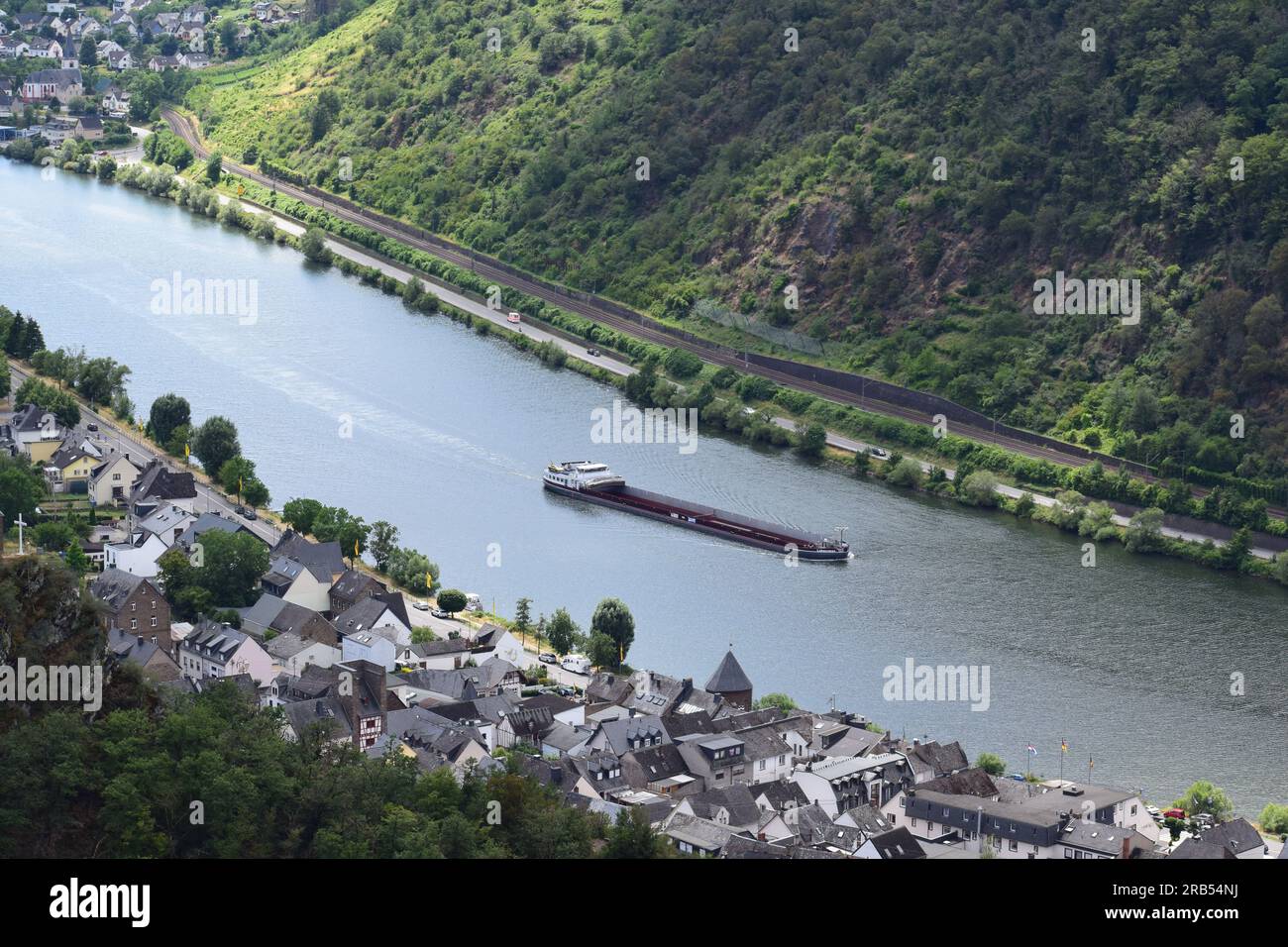 Nave a Mosel Valley vista da una collina sopra Alken e Oberfell Foto Stock