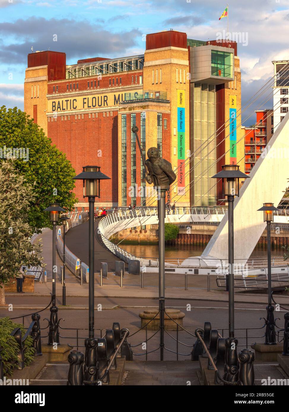 Vista del BALTIC Centre for Contemporary Art al tramonto a Gateshead, vista dalla banchina di Newcastle dall'altra parte del fiume tyne Foto Stock