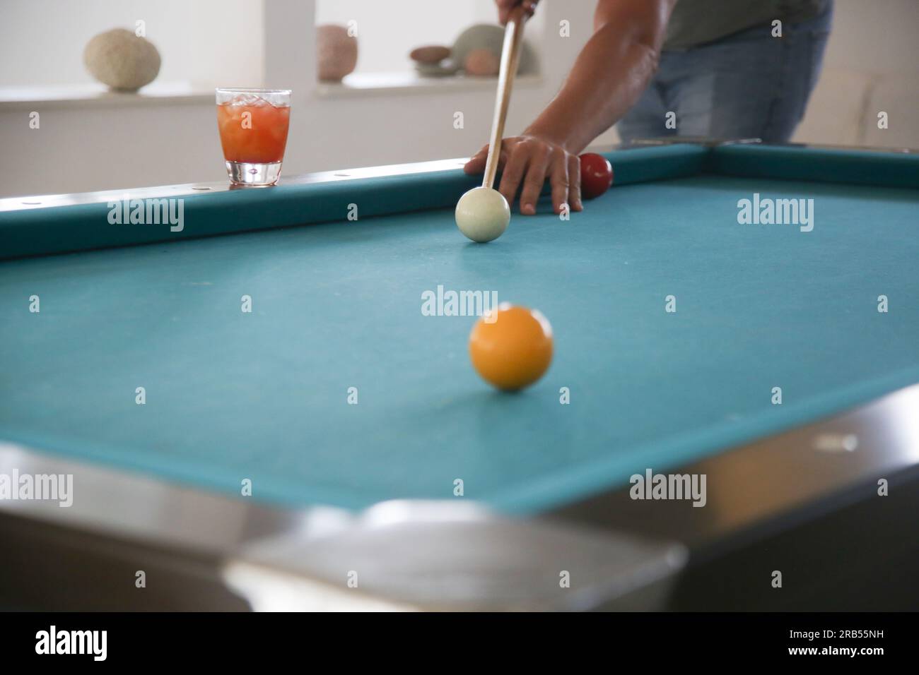 Giocare a biliardo - primo piano di un uomo che gioca a biliardo Foto Stock