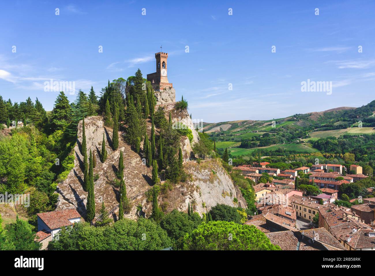 Brisighella storica torre dell'orologio sulla scogliera. Questa architettura del 1800s è conosciuta come la Torre dell'Orologio. Provincia di Ravenna, regione Emilia Romagna, Foto Stock