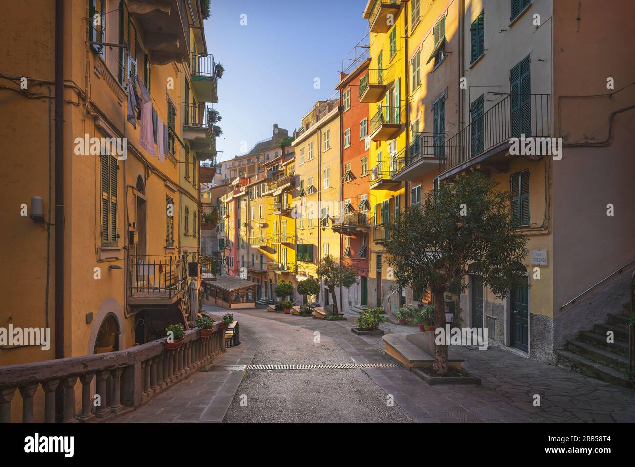 Via Colombo, strada principale nel centro del villaggio di pescatori di Riomaggiore. Parco Nazionale delle cinque Terre, provincia di la Spezia, Liguria, Italia Foto Stock