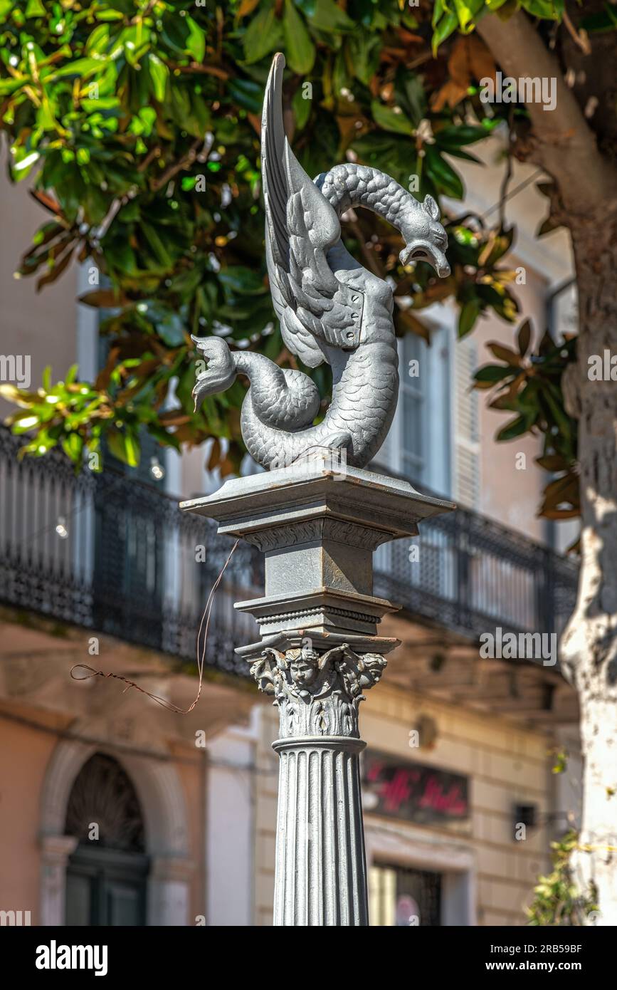 Piazza Carlo da tocco fontana in ghisa con un drago in cima. Tocco da Casauria, provincia di Pescara, Abruzzo, Italia, Europa Foto Stock