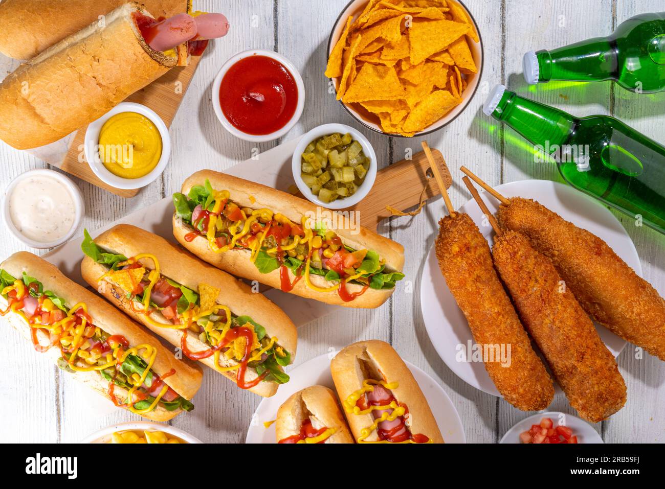 Sfondo del giorno National Hot Dogs, cibo per feste estive hot dog, vari tipi di hot dog tradizionali - francese, corn dog, classico. messicano caricato Foto Stock