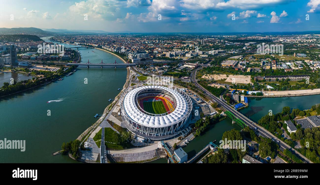 Budapest, Ungheria - Vista panoramica aerea di Budapest in una soleggiata giornata estiva, che include il Centro Nazionale di atletica leggera, il ponte Rakoczi, l'Arena Puskas e il nuovo Foto Stock