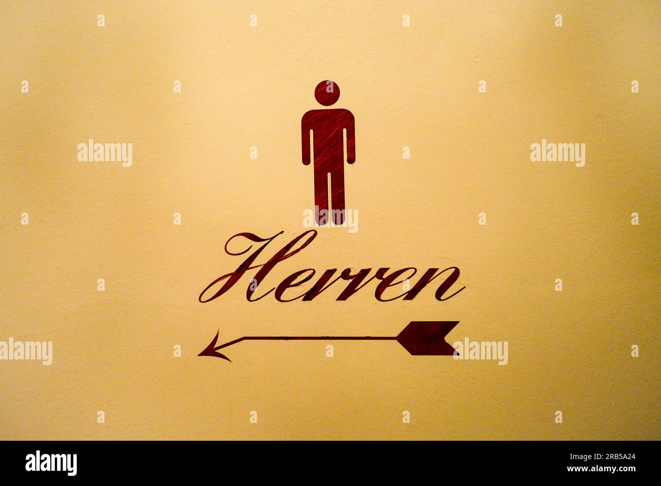 06.07.2023, Muenster, Nordrhein-Westfalen, Deutschland - Wegweiser zur Herrentoilette in einem Restaurant in Münster Foto Stock