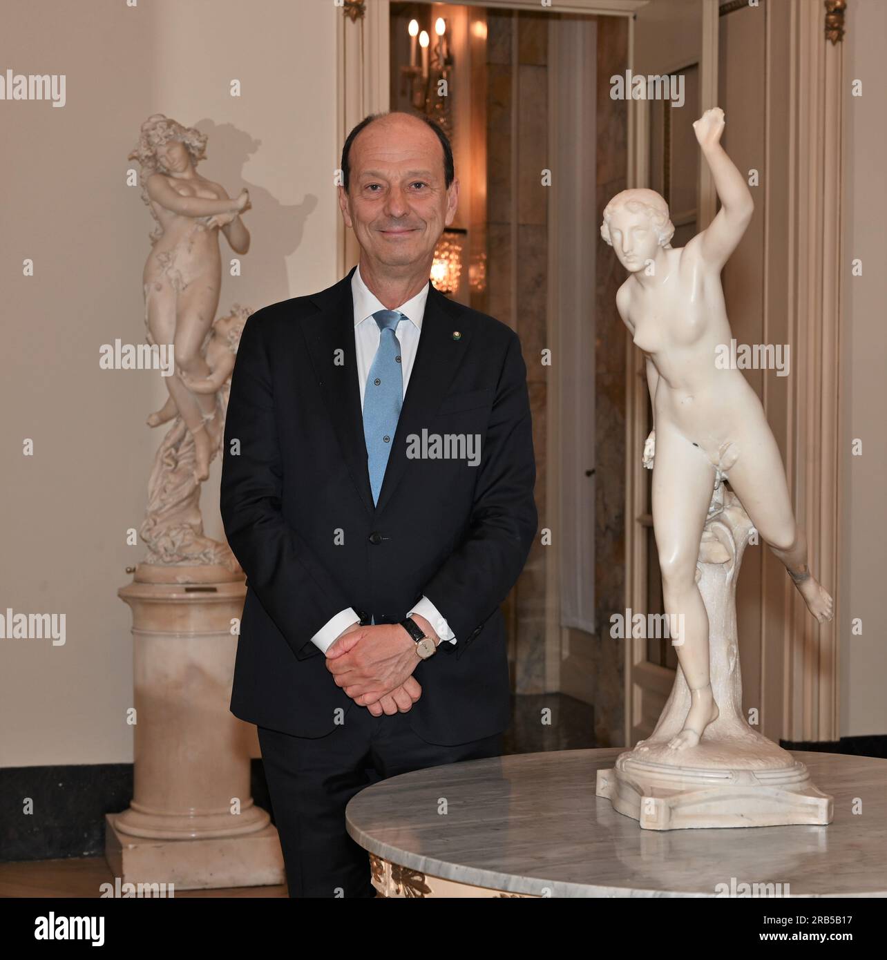 Milano, Italia per le celebrazioni dedicate alla giornata dell'indipendenza dell'Argentina, il regista e attore Massimiliano Finazzer Flory è stato premiato dall'Ambasciatore Luis P. Niscovolos, con un riconoscimento istituzionale, per aver diffuso la cultura argentina attraverso l'interpretazione della letteratura, Della musica e della filosofia del grande scrittore Jorge Luis Borges” che si è esibito nello spettacolo accompagnato sulla fisarmonica da Sergio Scappini al Società del Giardino nella foto: Lorenzo Fiori Presidente del Società del Giardino Foto Stock