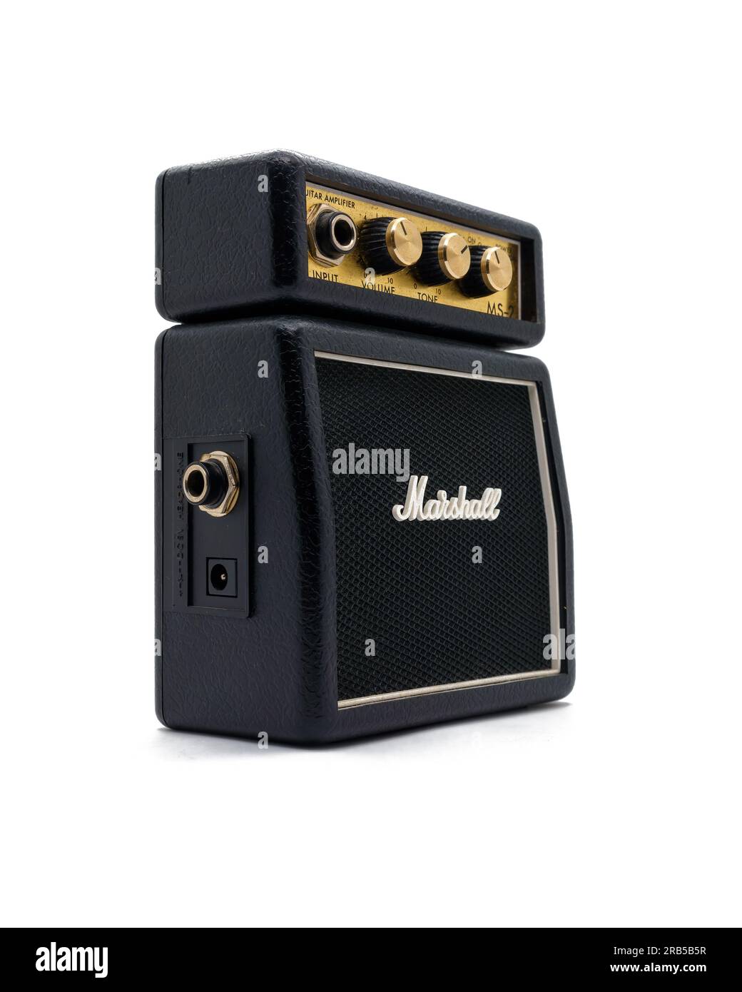 Marshall MS-2, microamplificatore alimentato a batteria per chitarra. Isolato su sfondo bianco. Foto Stock
