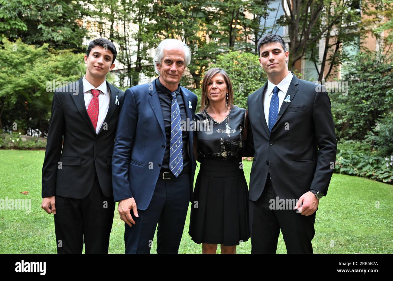 Milano, Italia per le celebrazioni dedicate alla giornata dell'indipendenza dell'Argentina, il regista e attore Massimiliano Finazzer Flory è stato premiato dall'Ambasciatore Luis P. Niscovolos, con un riconoscimento istituzionale, per "diffondere la cultura argentina attraverso l'interpretazione della letteratura, Della musica e della filosofia del grande scrittore Jorge Luis Borges” che si è esibito nello spettacolo accompagnato sulla fisarmonica da Sergio Scappini al Società del Giardino nella foto: Massimiliano Finazzer Flory con la moglie e i figli Foto Stock