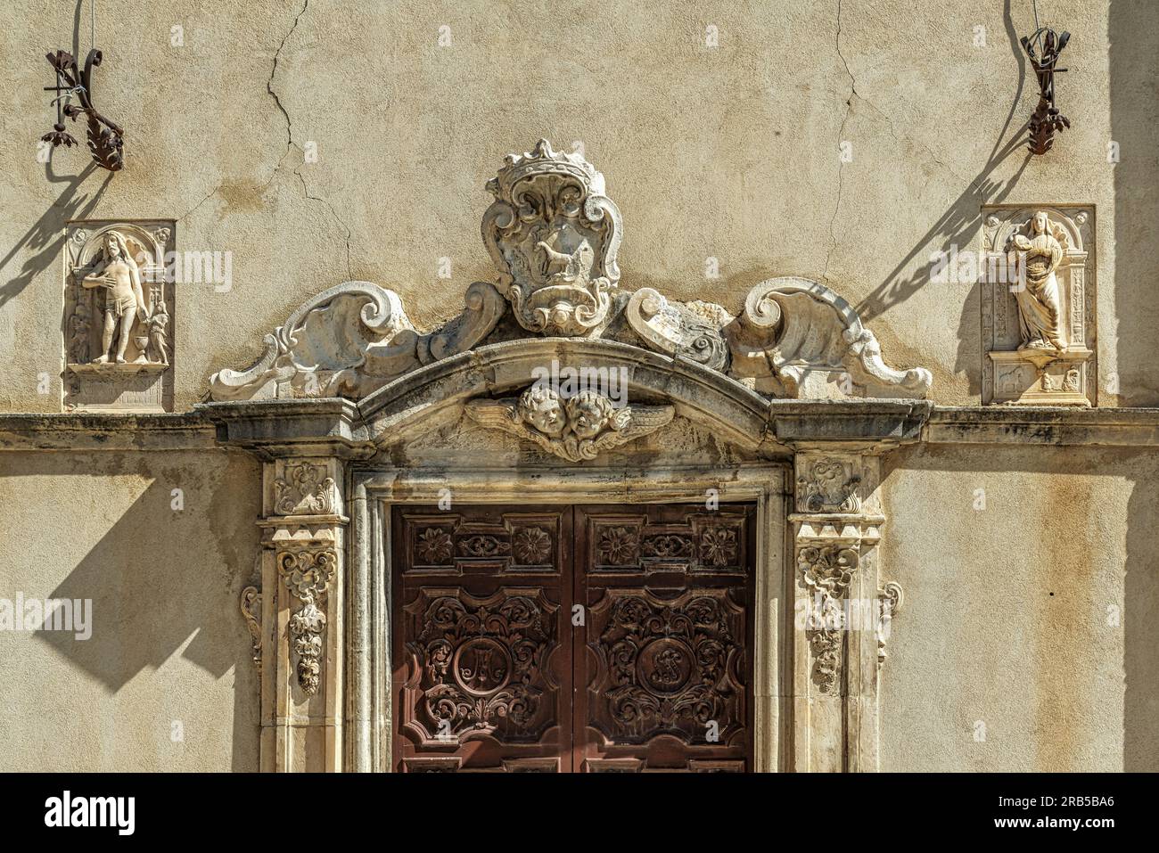 Particolare dell'architrave del portale principale con lo stemma con il simbolo di Sant'Eustachio raffigurante un cervo a croce latina. Abruzzo Foto Stock Particolare dell'architrave del portale principale con lo stemma con il simbolo di Sant'Eustachio raffigurante un cervo a croce latina. Abruzzo Foto Stock