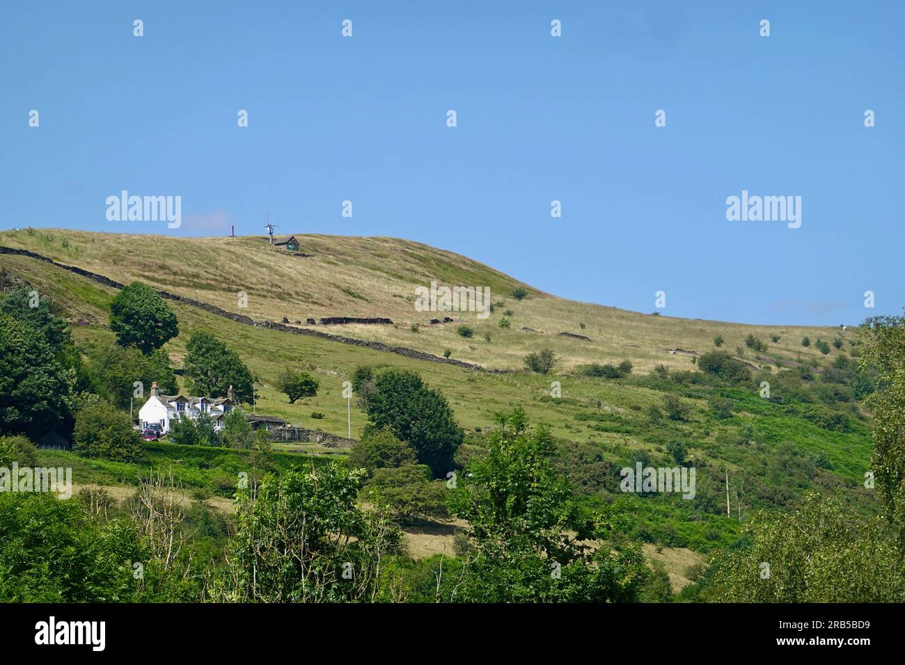 Una Casa Bianca isolata nell'area di Lantern Pike vista da Birch vale, Derbyshire Foto Stock