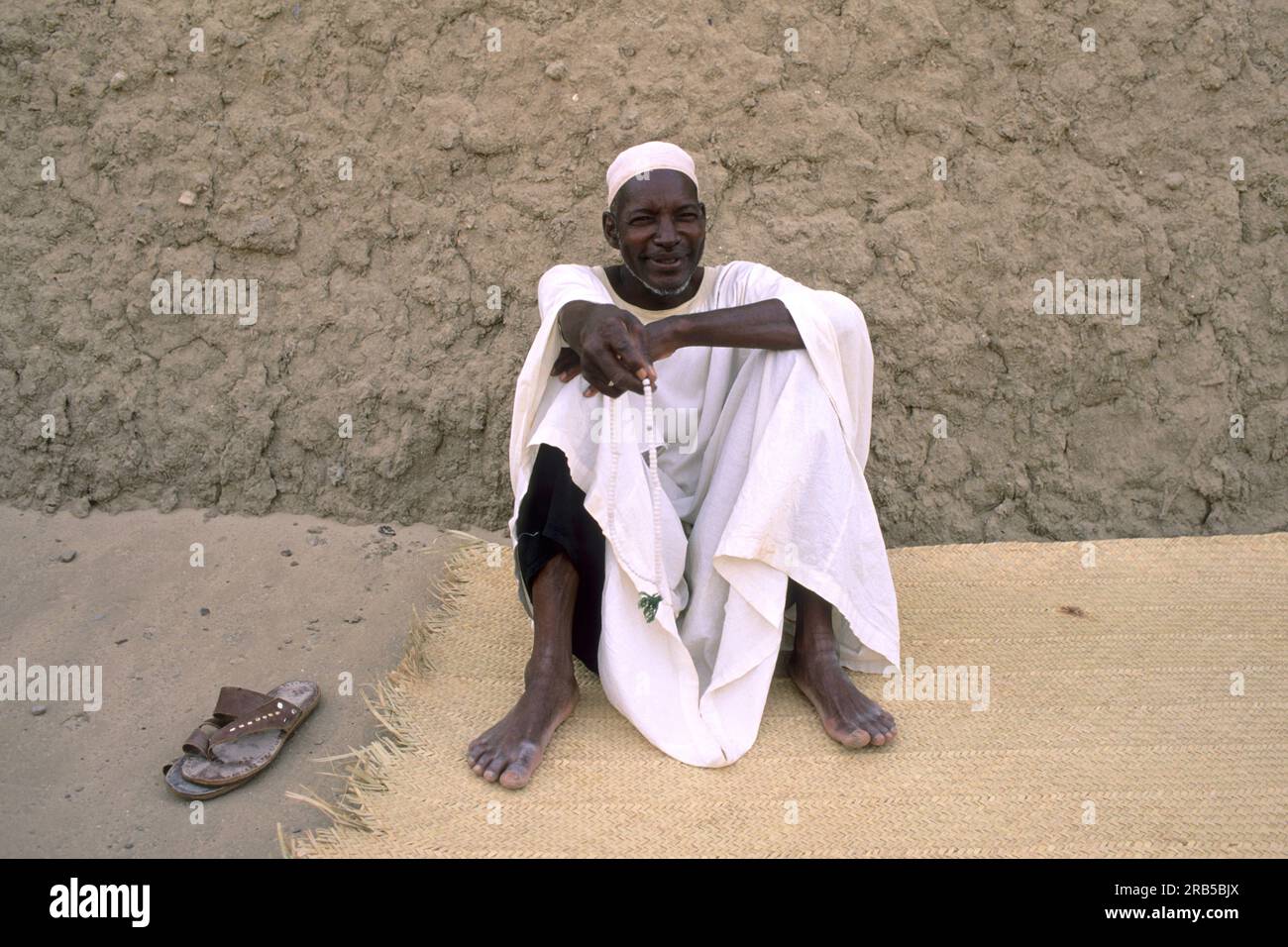 Uomo seduto a terra. Tombouctou. Mali. Africa Foto Stock