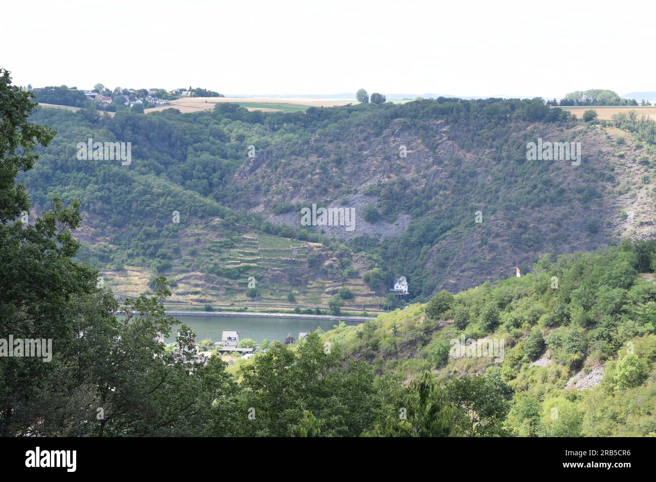 Vista sulla Mosel Valley da una collina sopra Alken e Oberfell Foto Stock