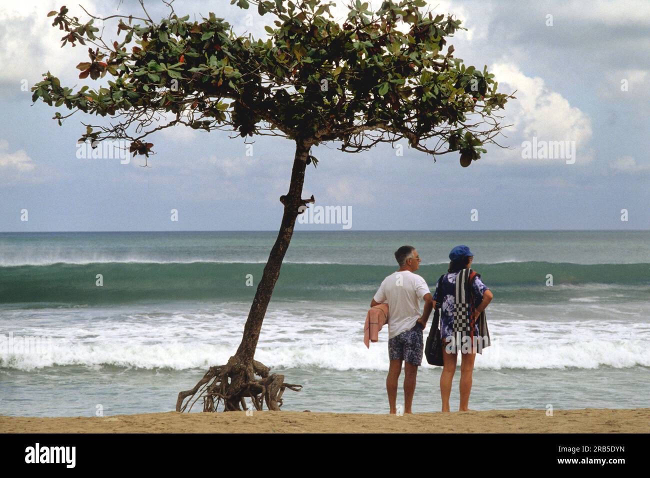 Turisti sulla spiaggia. Bali. Indonesia. Asia Foto Stock