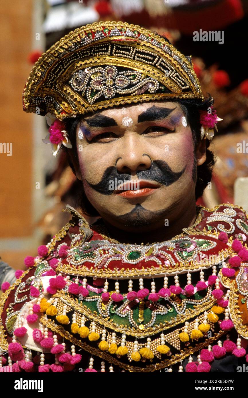 Uomo in abbigliamento tradizionale. Bali. Indonesia. Asia Foto Stock