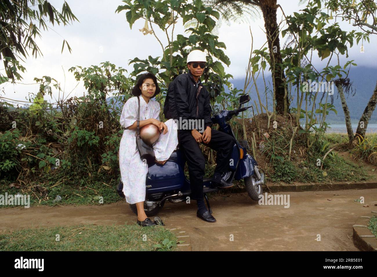 Coppia con Scooter. Bali. Indonesia. Asia Foto Stock