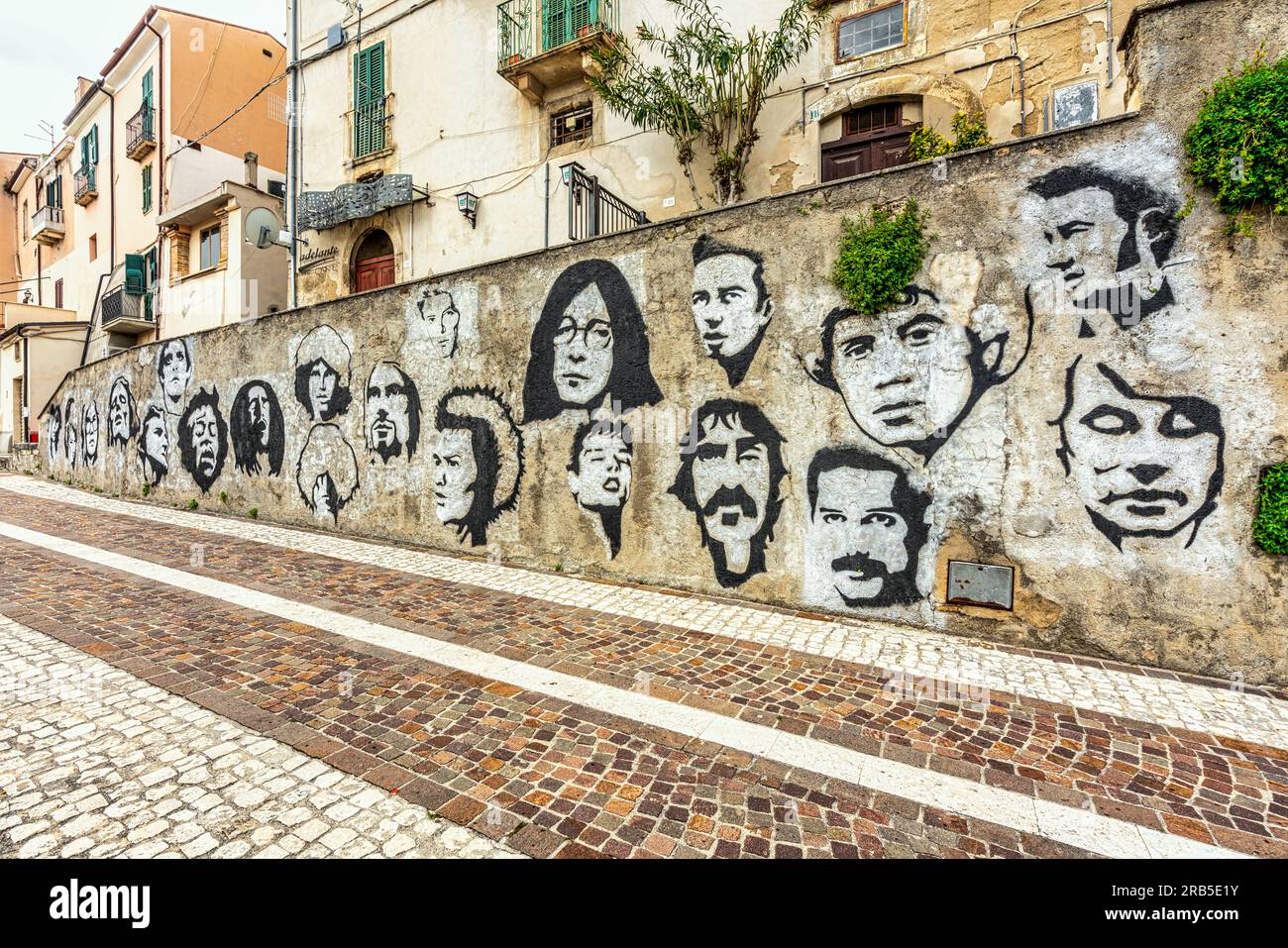 Murales di personaggi famosi, rock star morte, nel centro storico della città di tocco da Casauria. Tocco da Casauria, provincia di Pescara, Abruzzo, Italia Foto Stock