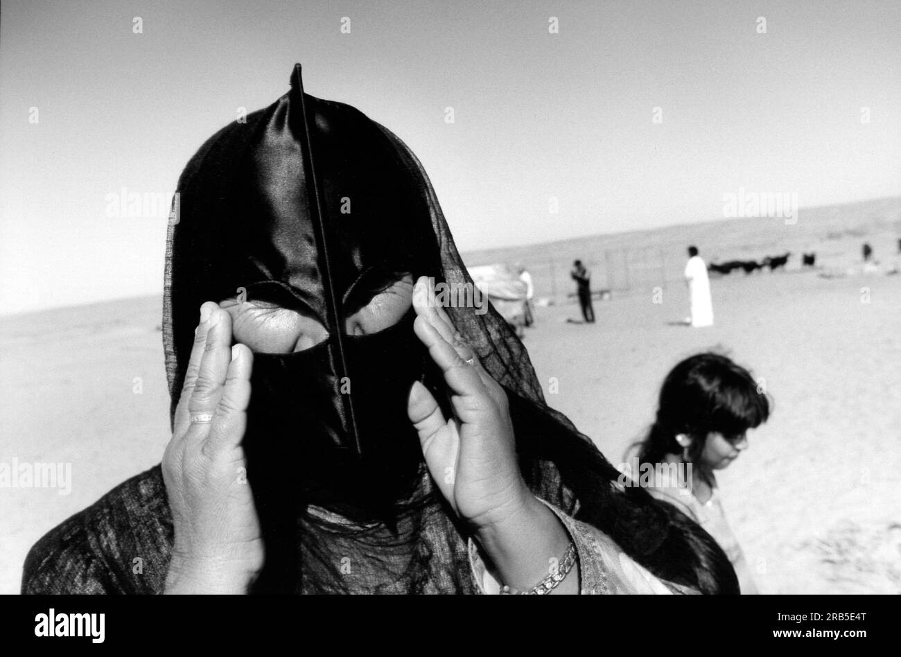 Donna con Burka. Deserto di Wahiba. Oman. Penisola Araba Foto Stock