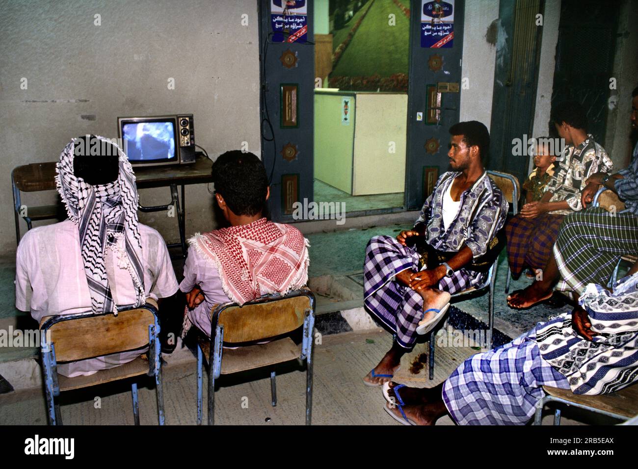 Uomini che guardano la televisione. Yemen. Penisola Araba Foto Stock
