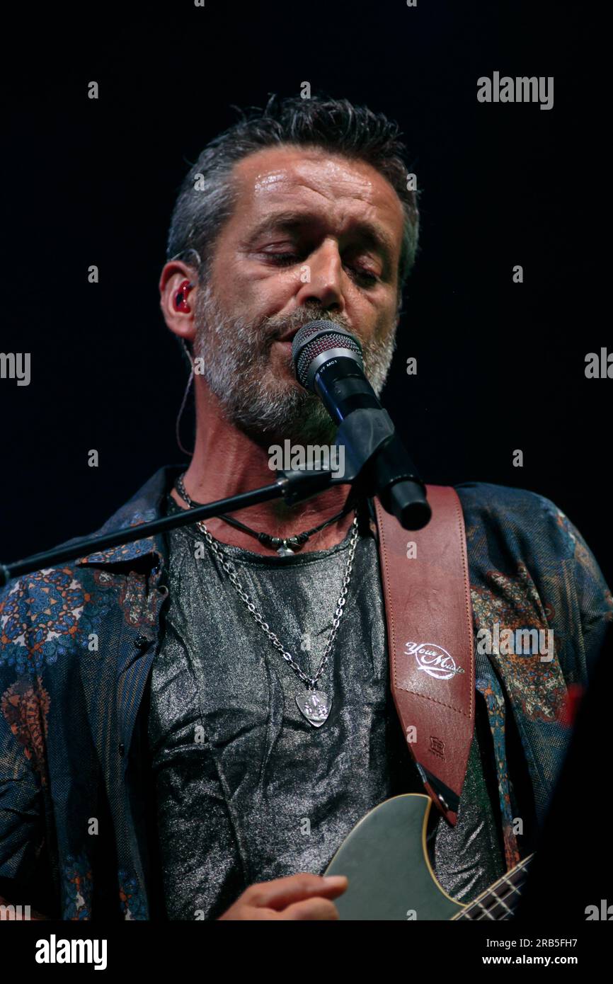 Il cantautore italiano Daniele Silvestri si esibisce dal vivo con la band durante il festival floreale di Torino Foto Stock