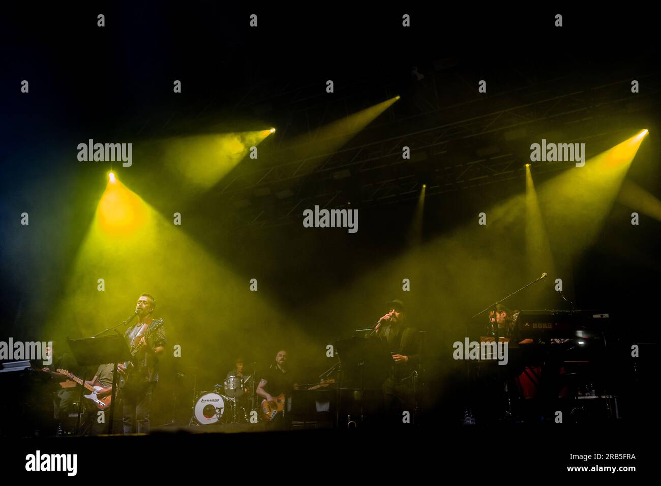 Il cantautore italiano Daniele Silvestri si esibisce dal vivo con la band durante il festival floreale di Torino Foto Stock