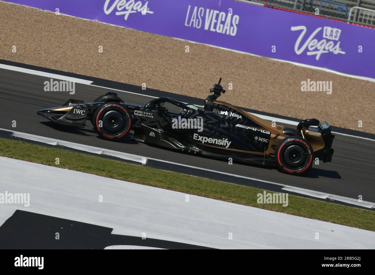 Brad Pitt per il film ispirato alla F1 a Silverstone in vista del Gran Premio di Gran Bretagna del 2023, l'auto è in realtà una Formula 2 modificata. Foto Stock