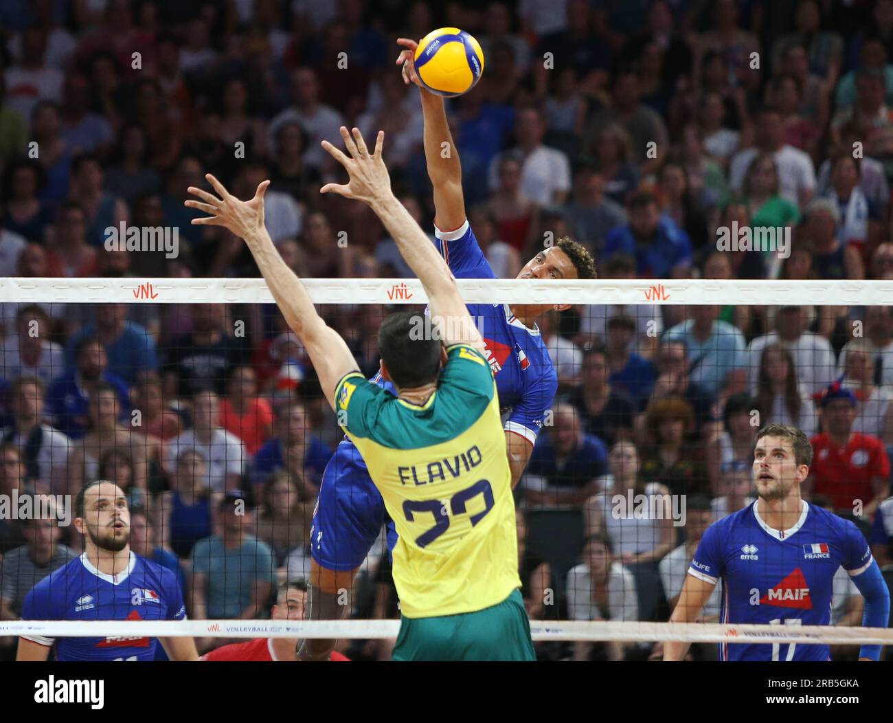 Barthélémy Chinenyeze di Francia e Resende Gualberto Flavio del Brasile durante la Volleyball Nations League 2023 tra Brasile e Francia il 25 giugno 2023 alla CO'MET Arena di Orleans, Francia - foto Laurent Lairys / DPPI Foto Stock