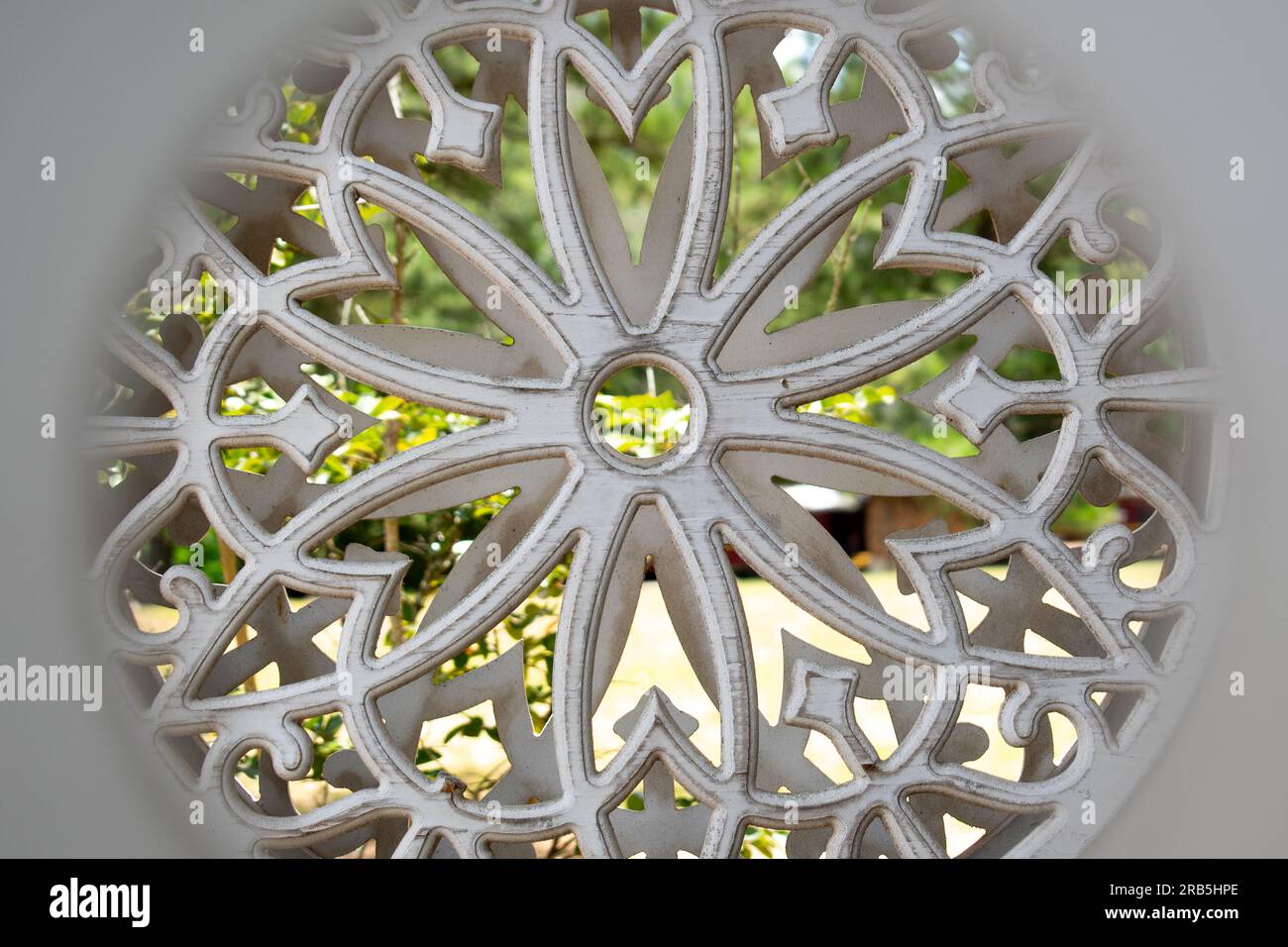 Vecchio design con sculture in legno a cerchio bianco Foto Stock