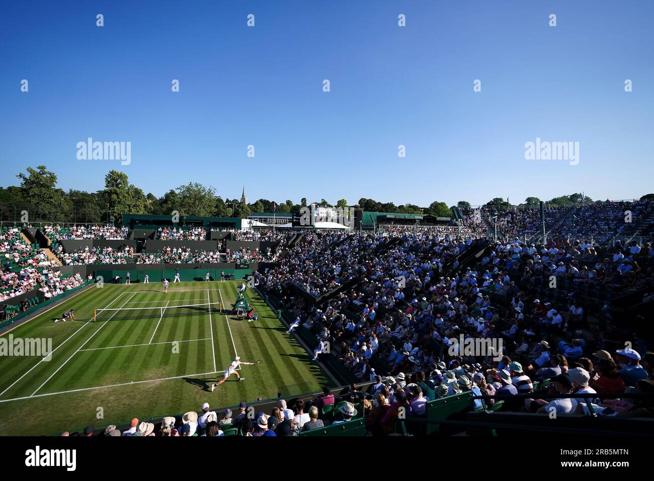 Vista generale della partita tra Denis Shapovalov e Liam Broady nel quinto giorno dei Campionati di Wimbledon 2023 all'All England Lawn Tennis and Croquet Club di Wimbledon. Data immagine: Venerdì 7 luglio 2023. Foto Stock