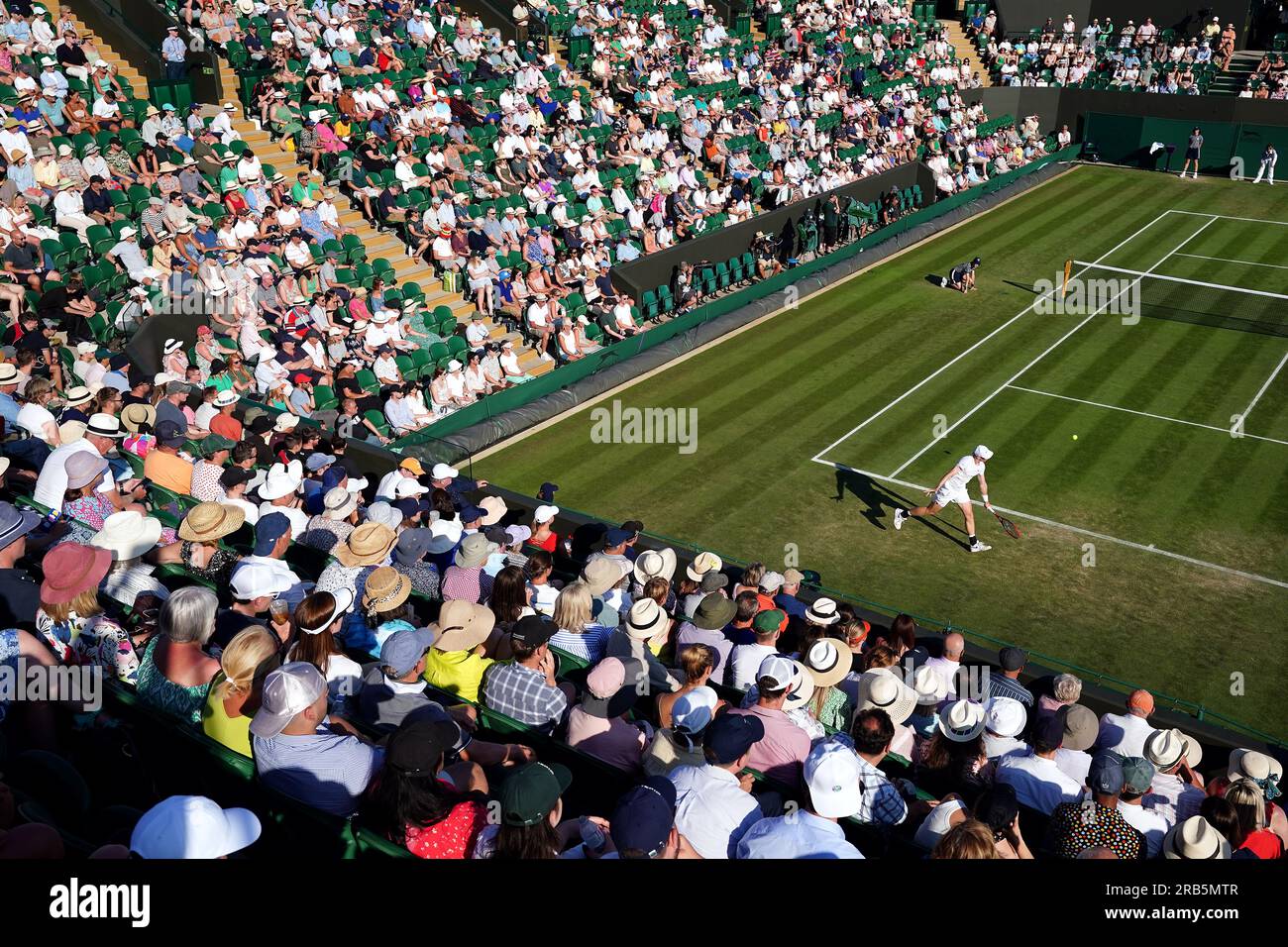 Vista generale della partita tra Denis Shapovalov e Liam Broady nel quinto giorno dei Campionati di Wimbledon 2023 all'All England Lawn Tennis and Croquet Club di Wimbledon. Data immagine: Venerdì 7 luglio 2023. Foto Stock