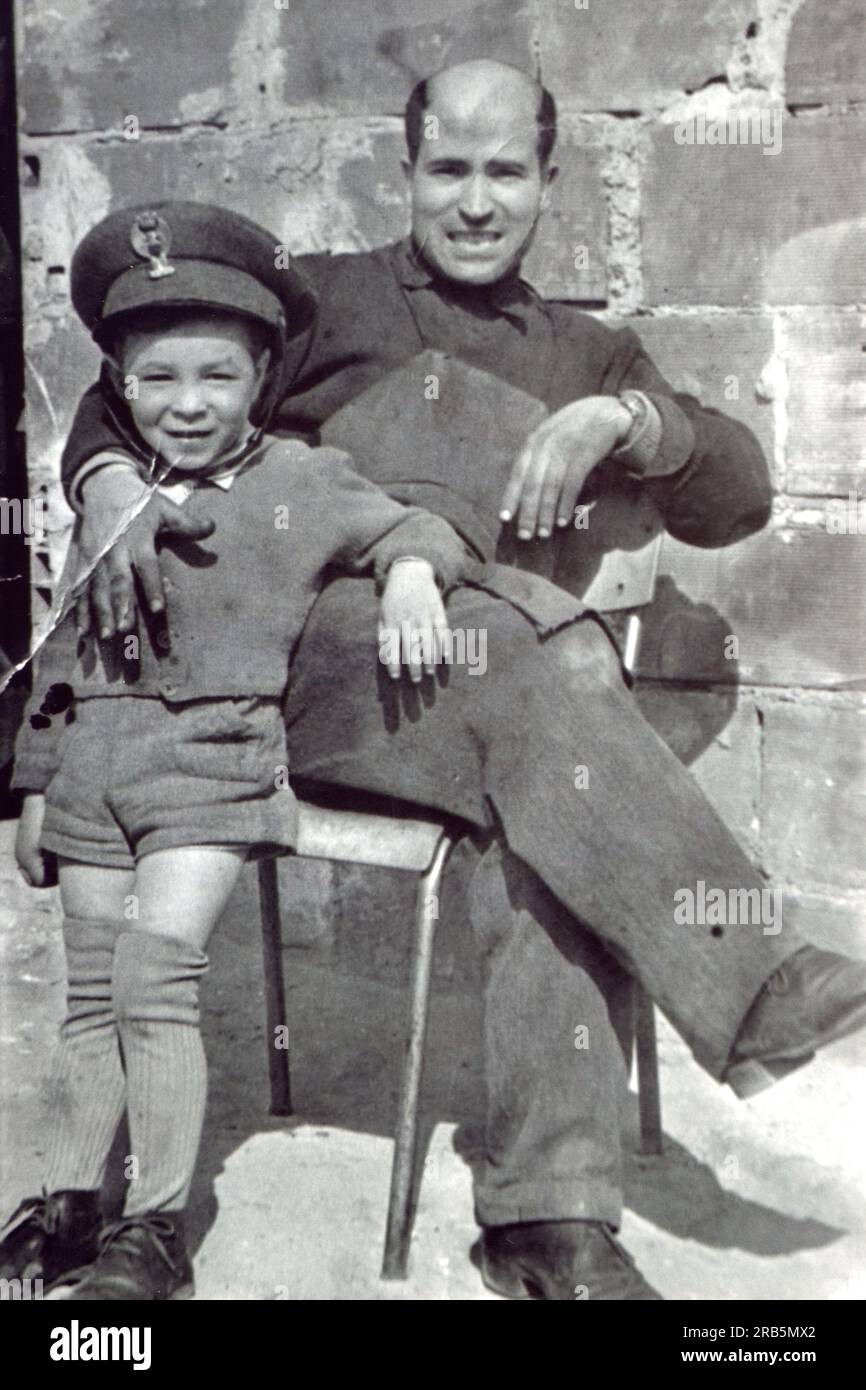 Adriano Stefanelli con il padre. Il calzolaio che produce le scarpe degli uomini più importanti del mondo Foto Stock