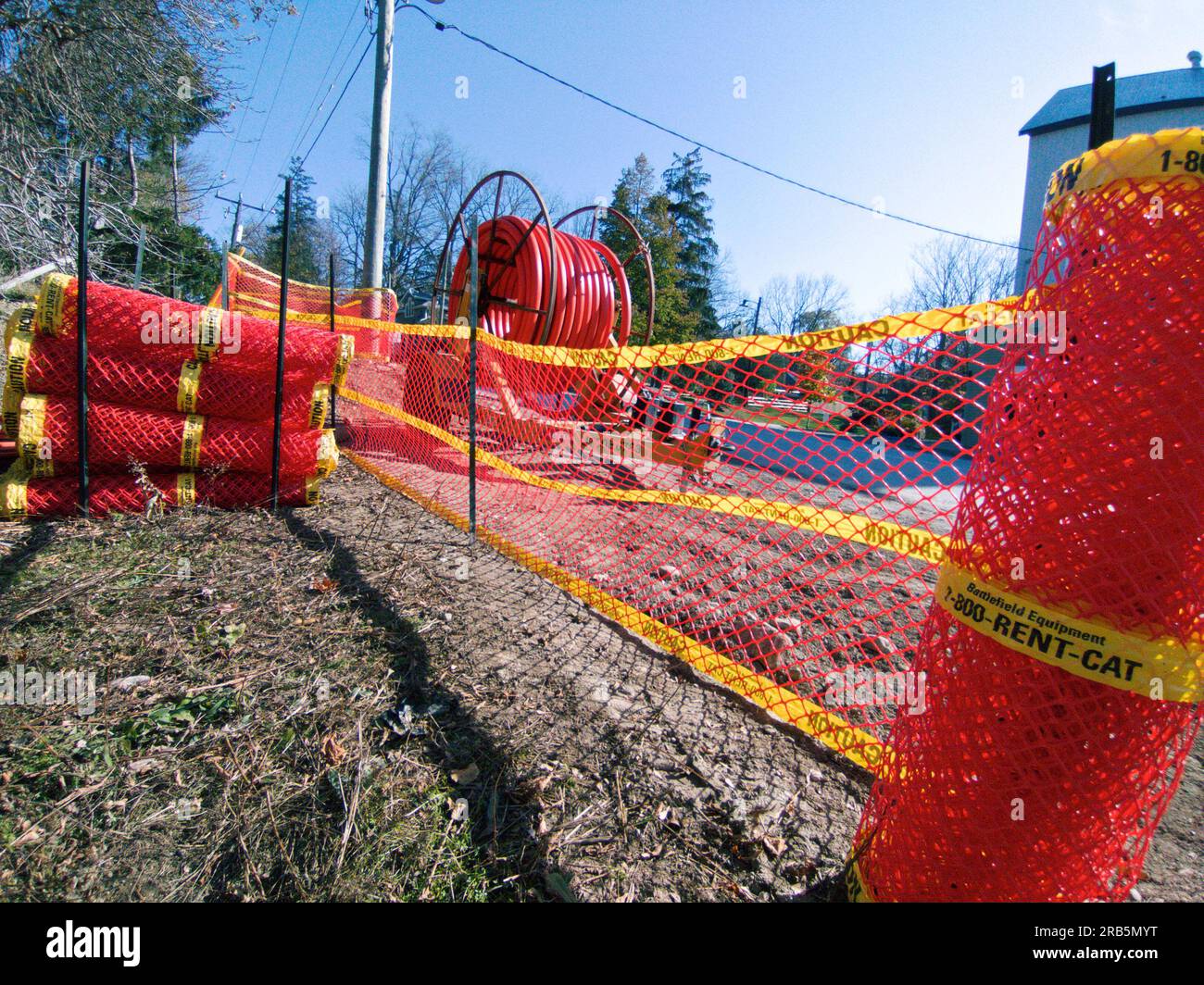 Toronto, Ontario / Canada - 11/07/2021: Materiali da costruzione per fibre ottiche nella costruzione di strade cittadine Foto Stock