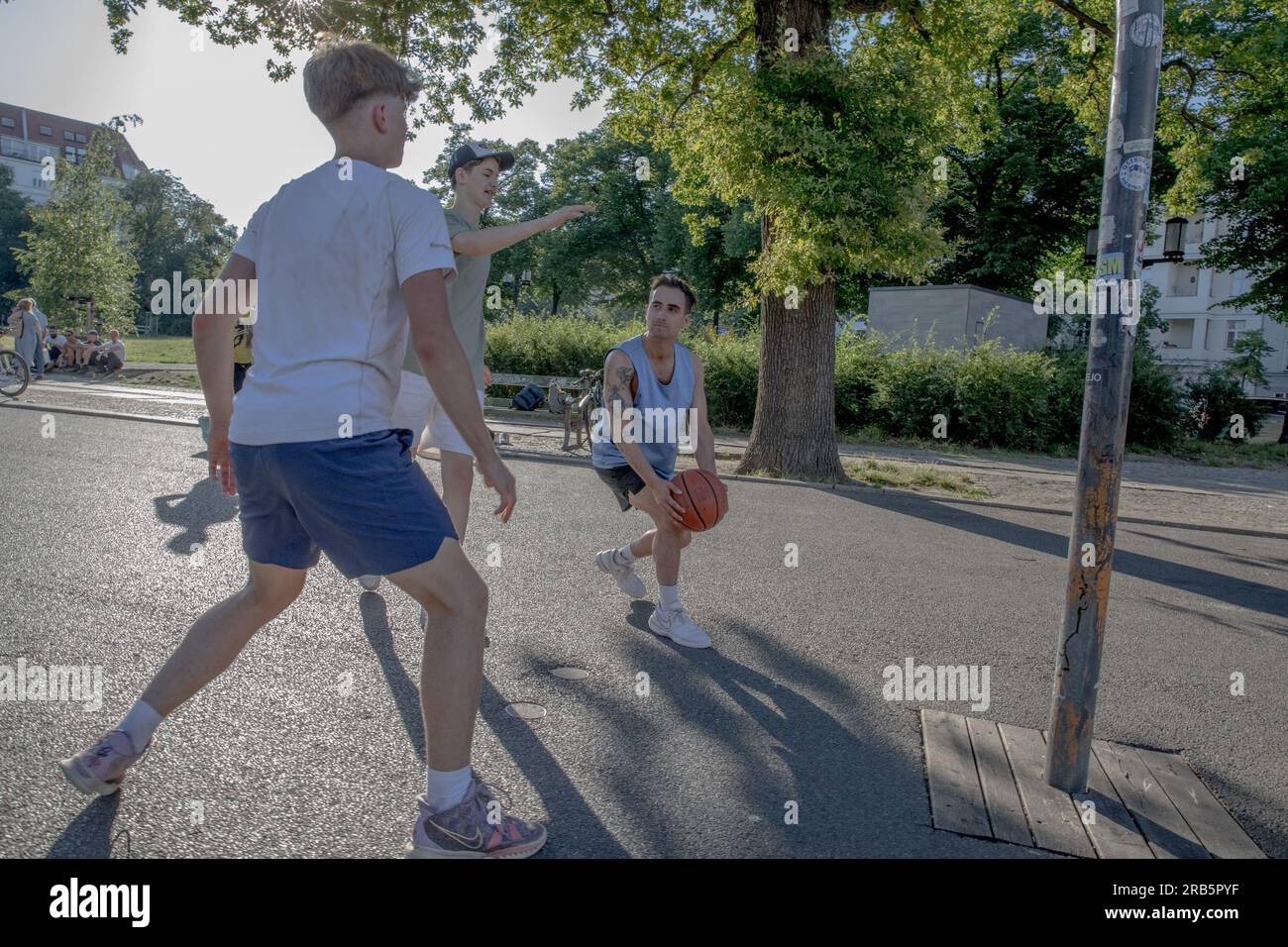 Nel cuore della vivace capitale della Germania, Berlino, in questo soleggiato 7 luglio 2023, i campi da basket della città sono diventati un centro di attività, riecheggiando con i ritmici delinquenti dei palloni da basket dribbling e i gioiosi applausi degli spettatori. Adolescenti provenienti da diversi background sono stati riuniti qui, uniti dal loro amore condiviso per il gioco e dal desiderio di eccellere. Con una crescente attenzione ai programmi di sviluppo giovanile, la città riconosce il ruolo cruciale dello sport nel coltivare il talento, costruire il carattere e promuovere la coesione sociale. I tribunali di Berlino diventano spazi in cui i giovani possono disconnettersi dalla distra digitale Foto Stock