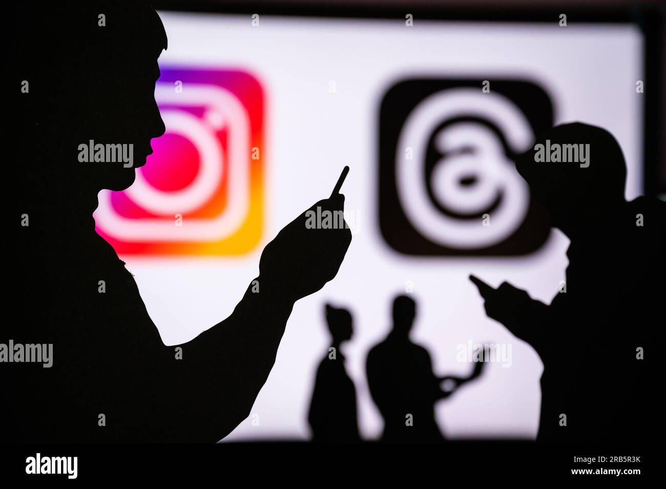 CALIFORNIA, STATI UNITI, 7 LUGLIO 2023: Shaping Connections: Embracing the Digital thread of Youth silhouette on Threads App e Instagram Foto Stock