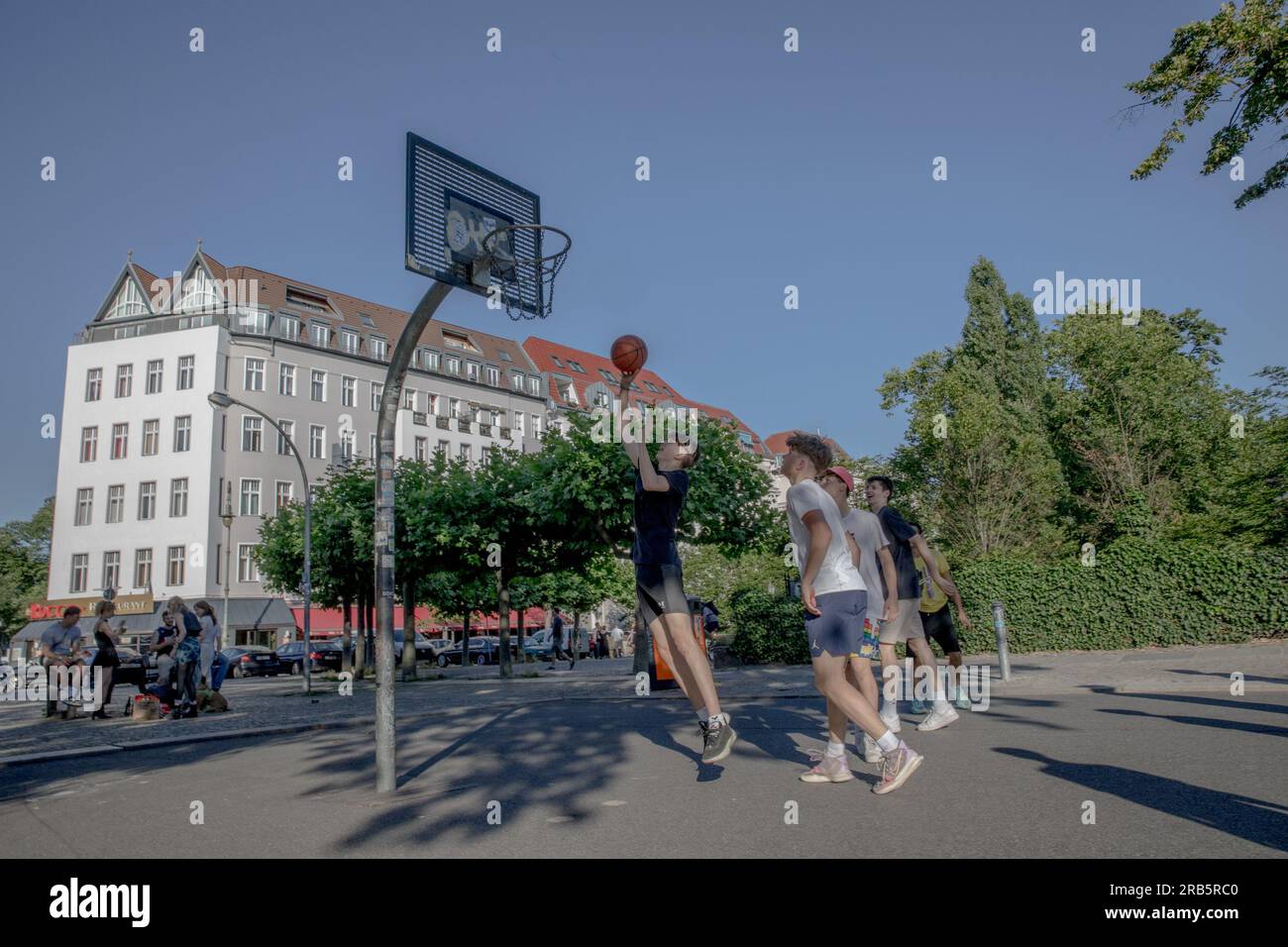 7 luglio 2023, Berlino, Germania: Nel cuore della vivace capitale tedesca, Berlino, in questo soleggiato 7 luglio 2023, i campi da basket della città sono diventati un centro di attività, riecheggiando con i ritmici cervelloni di pallacanestro dribbling e i gioiosi applausi degli spettatori. Adolescenti provenienti da diversi background sono stati riuniti qui, uniti dal loro amore condiviso per il gioco e dal desiderio di eccellere. Con una crescente attenzione ai programmi di sviluppo giovanile, la città riconosce il ruolo cruciale dello sport nel coltivare il talento, costruire il carattere e promuovere la coesione sociale. I tribunali di Berlino diventano spazi dove i giovani possono Foto Stock