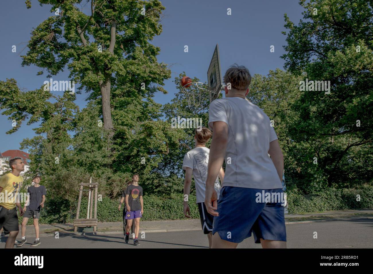 7 luglio 2023, Berlino, Germania: Nel cuore della vivace capitale tedesca, Berlino, in questo soleggiato 7 luglio 2023, i campi da basket della città sono diventati un centro di attività, riecheggiando con i ritmici cervelloni di pallacanestro dribbling e i gioiosi applausi degli spettatori. Adolescenti provenienti da diversi background sono stati riuniti qui, uniti dal loro amore condiviso per il gioco e dal desiderio di eccellere. Con una crescente attenzione ai programmi di sviluppo giovanile, la città riconosce il ruolo cruciale dello sport nel coltivare il talento, costruire il carattere e promuovere la coesione sociale. I tribunali di Berlino diventano spazi dove i giovani possono Foto Stock