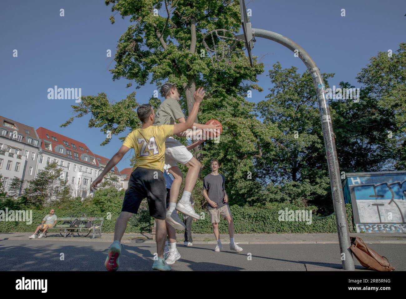 7 luglio 2023, Berlino, Germania: Nel cuore della vivace capitale tedesca, Berlino, in questo soleggiato 7 luglio 2023, i campi da basket della città sono diventati un centro di attività, riecheggiando con i ritmici cervelloni di pallacanestro dribbling e i gioiosi applausi degli spettatori. Adolescenti provenienti da diversi background sono stati riuniti qui, uniti dal loro amore condiviso per il gioco e dal desiderio di eccellere. Con una crescente attenzione ai programmi di sviluppo giovanile, la città riconosce il ruolo cruciale dello sport nel coltivare il talento, costruire il carattere e promuovere la coesione sociale. I tribunali di Berlino diventano spazi dove i giovani possono Foto Stock